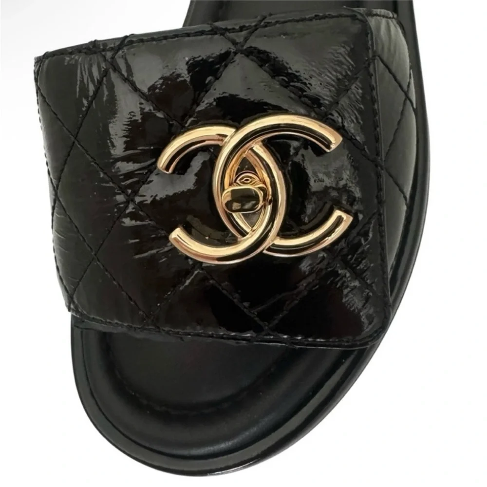 🆕🩷CHANEL Black Quilted Patent Slide On Sandals Mules CC Turn Lock • 37 EU • NWT